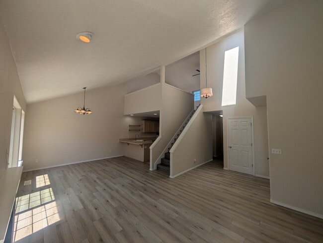 property at 6925 / 6927 Ridgetop Dr NE