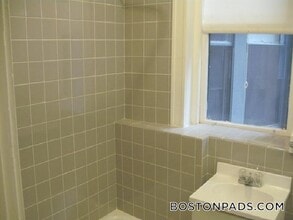 137 Park Dr, Unit 6 in Boston, MA - Foto de edificio - Building Photo