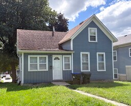 947 E Market St in Iowa City, IA - Building Photo