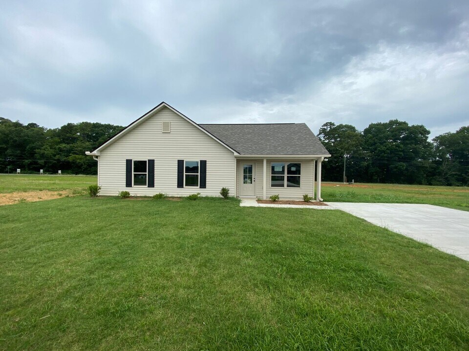370 Sunlight Cr in Talladega, AL - Building Photo