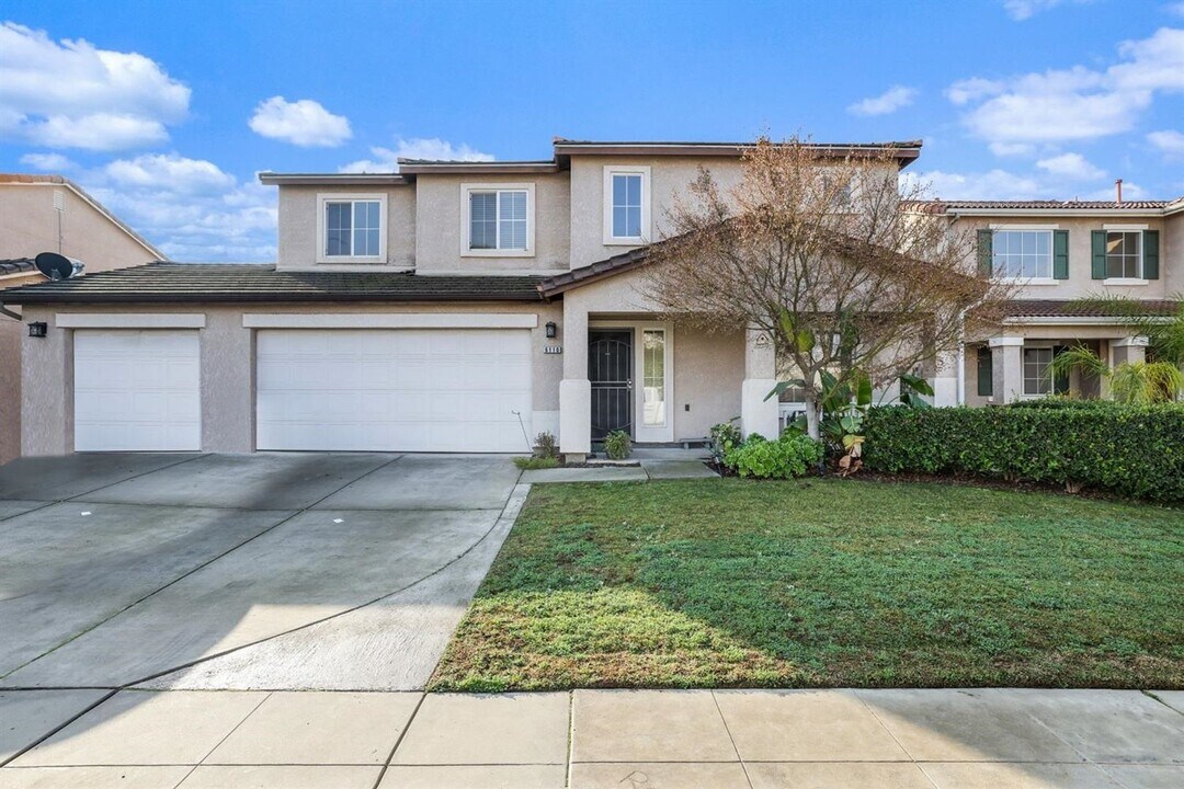 6110 E Sussex Way in Fresno, CA - Building Photo