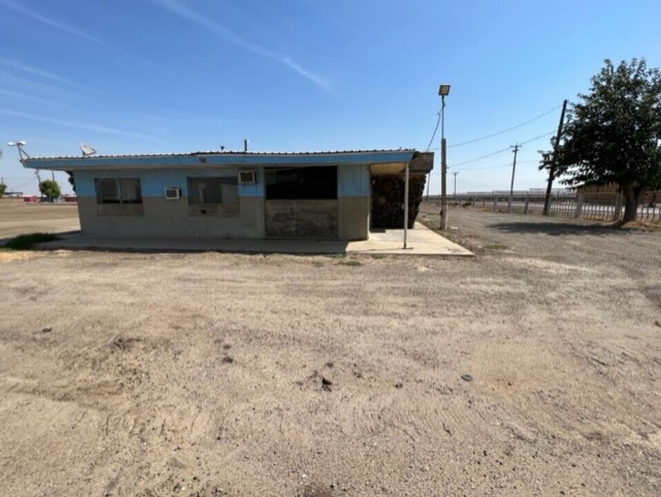 1092 E Hosking Ave in Bakersfield, CA - Building Photo