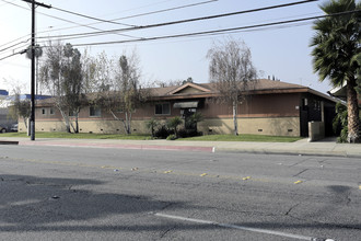 14925 Clark Ave in Bellflower, CA - Foto de edificio - Building Photo