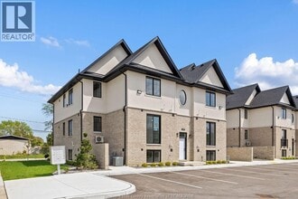 1401 Lesperance Rd in Tecumseh, ON - Building Photo - Building Photo