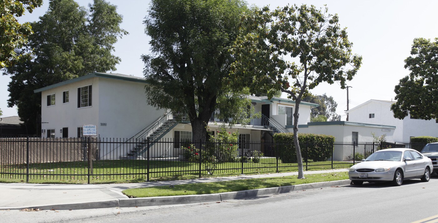300 N Mountain View Pl in Fullerton, CA - Foto de edificio