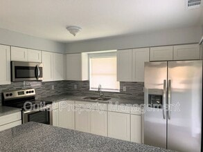 7528 University Garden Dr in Winter Park, FL - Foto de edificio - Building Photo