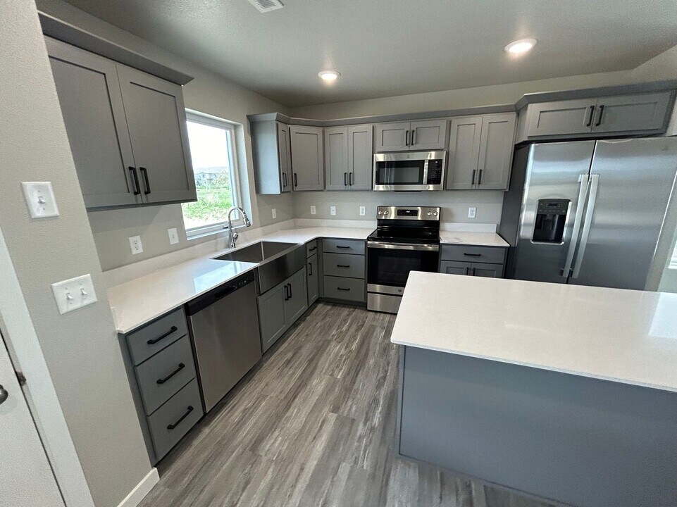 3908 Scorpio Dr SE in Mandan, ND - Foto de edificio
