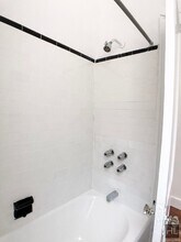 E 88 St, Unit 2D in New York, NY - Building Photo - Building Photo