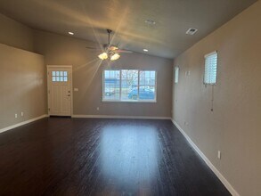 1748 Warren Way in Medford, OR - Building Photo - Building Photo