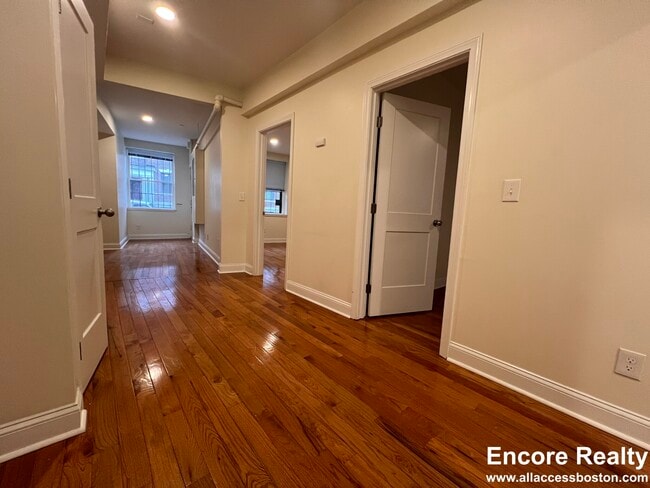 123 Sutherland Rd, Unit B in Boston, MA - Foto de edificio - Building Photo