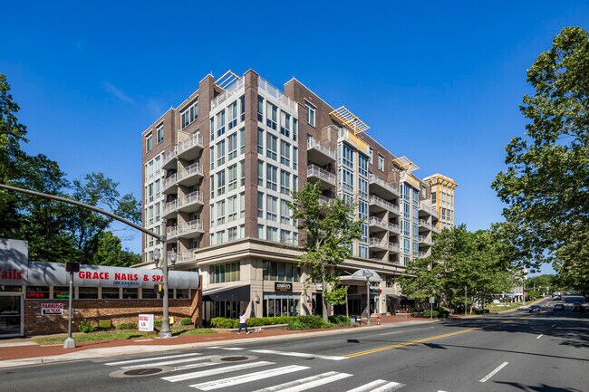The Byron in Falls Church, VA - Foto de edificio - Building Photo