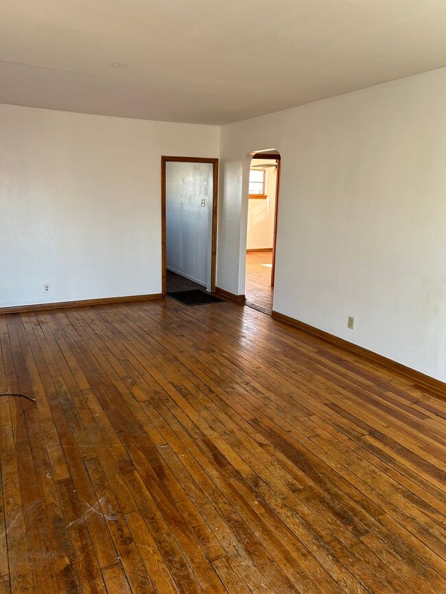 property at 112 E Oak St