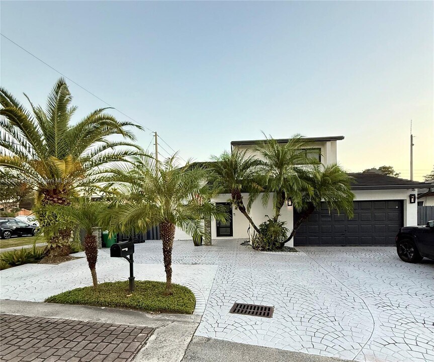 14202 SW 111th Ln in Miami, FL - Building Photo