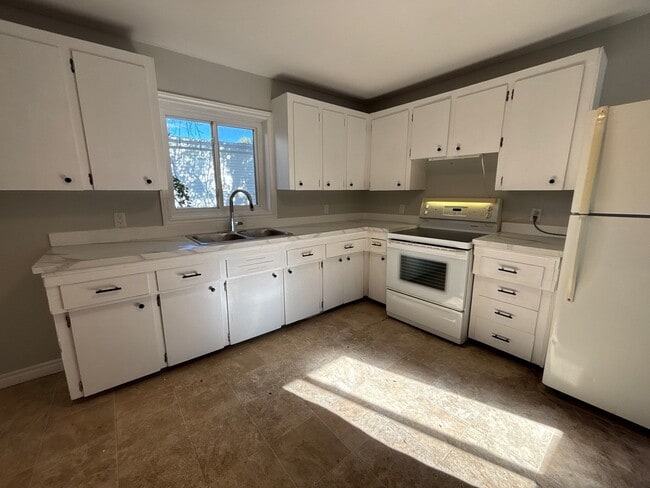 1098 Prince St in Truro, NS - Building Photo - Building Photo