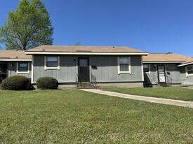 124 Stonehedge Drive in Warner Robins, GA - Building Photo