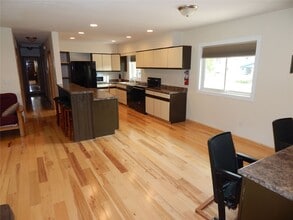 825 N Dodge St in Iowa City, IA - Building Photo - Building Photo