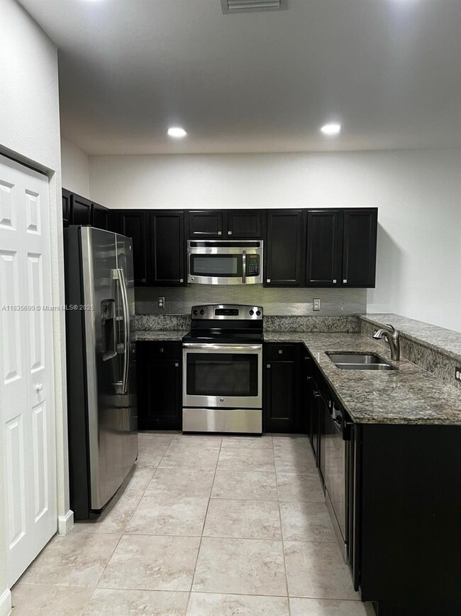 11512 SW 151st Ave in Miami, FL - Foto de edificio - Building Photo