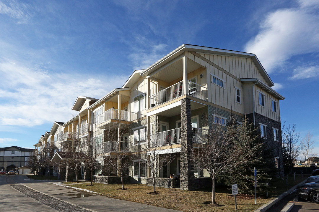 2000-4 Kingsland Clos SE in Airdrie, AB - Building Photo