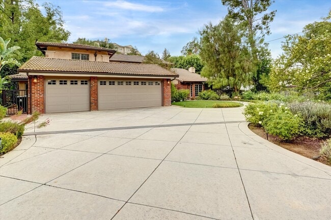 4751 Topeka Dr in Tarzana, CA - Building Photo - Building Photo