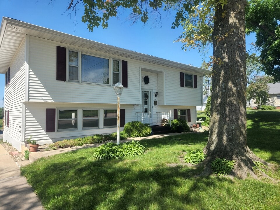 182 8th Ave, Unit 182 Lower Unit in Marion, IA - Building Photo