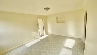 918 Hempstead Tpke in Franklin Square, NY - Building Photo - Building Photo