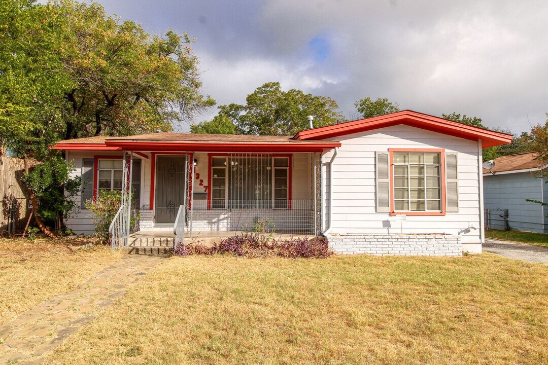 1327 Vanderbilt St in San Antonio, TX - Building Photo