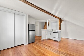 22 Winthrop St, Unit 5 in Tariffville, CT - Building Photo - Building Photo