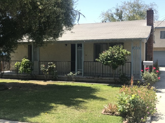 property at 330 W Bencamp St