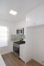 5457 Laurel Canyon Blvd, Unit 206 in Los Angeles, CA - Foto de edificio - Building Photo