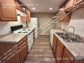 11001 NW Jones Dr in Kansas City, MO - Building Photo - Building Photo