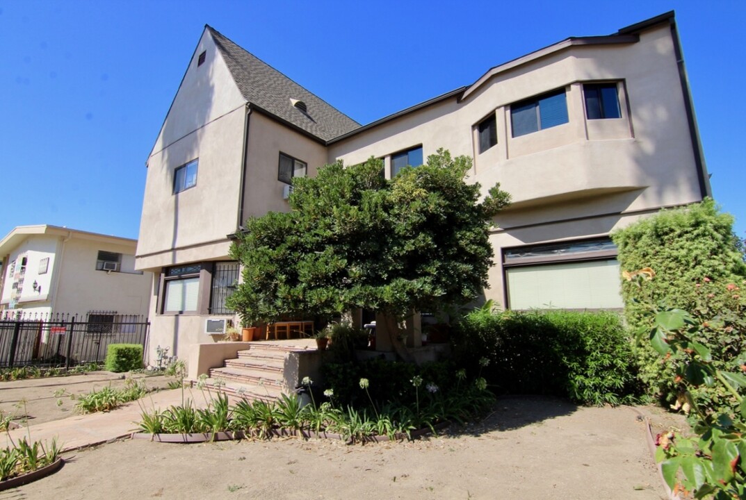 1341 N Bronson Ave, Unit 7 in Los Angeles, CA - Foto de edificio