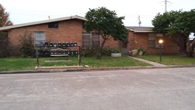 811 N Avenue F in Freeport, TX - Foto de edificio - Building Photo