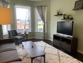 1067 W Argyle St, Unit 2F in Chicago, IL - Building Photo - Building Photo