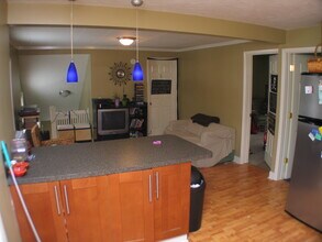 737 Village St, Unit #2 Upper Floor in Kalamazoo, MI - Foto de edificio - Building Photo