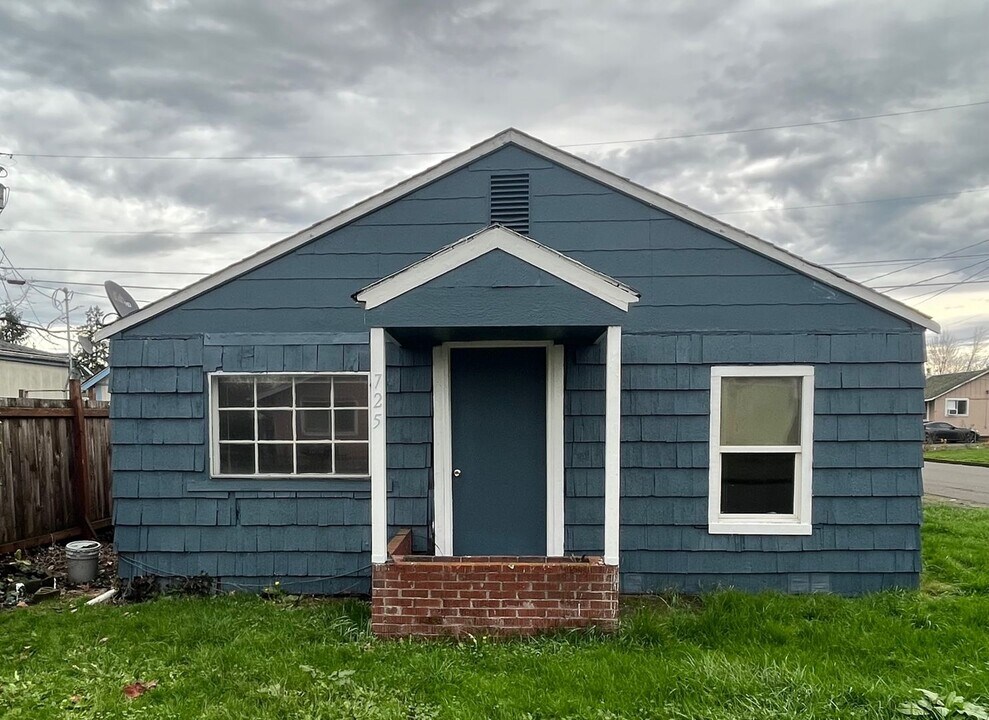 725 N 23rd St in Springfield, OR - Building Photo