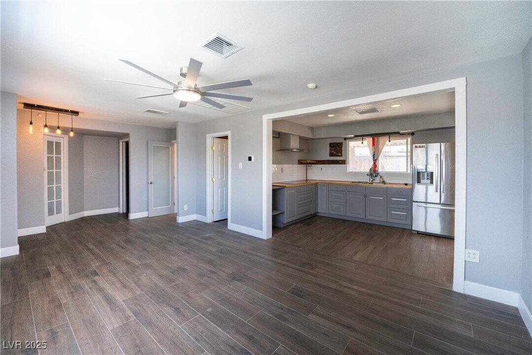 550 Karen Way in Henderson, NV - Building Photo