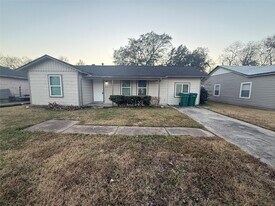 2227 Westway St in Orange, TX - Building Photo