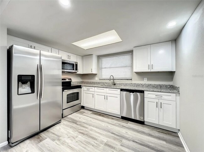 10125 Regency Park Blvd in Port Richey, FL - Foto de edificio - Building Photo