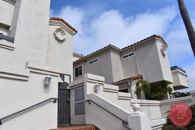 7561 LA JOLLA Blvd in La Jolla, CA - Building Photo - Building Photo