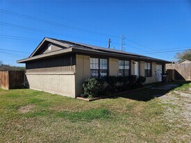 3618 Curry Ln in Dickinson, TX - Building Photo