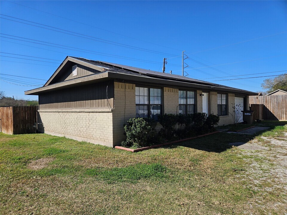 3618 Curry Ln in Dickinson, TX - Building Photo