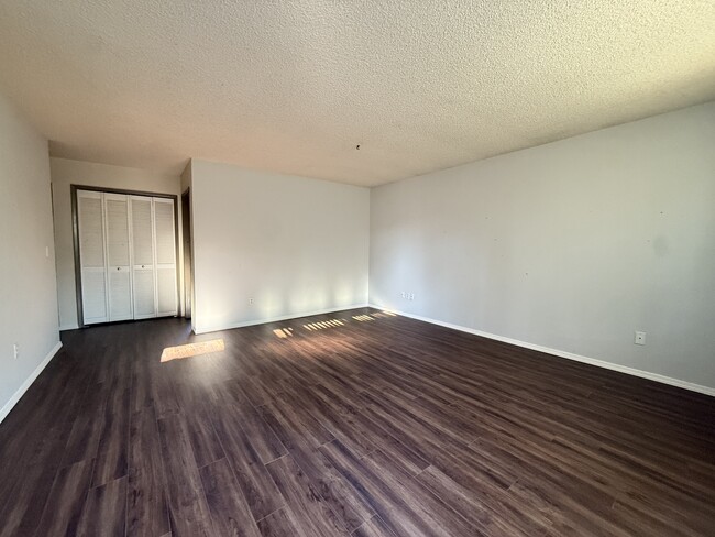 4323 N Commercial Ave, Unit 4323