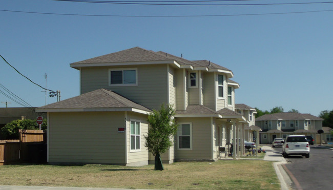 3326 Weir Ave in San Antonio, TX - Foto de edificio - Building Photo