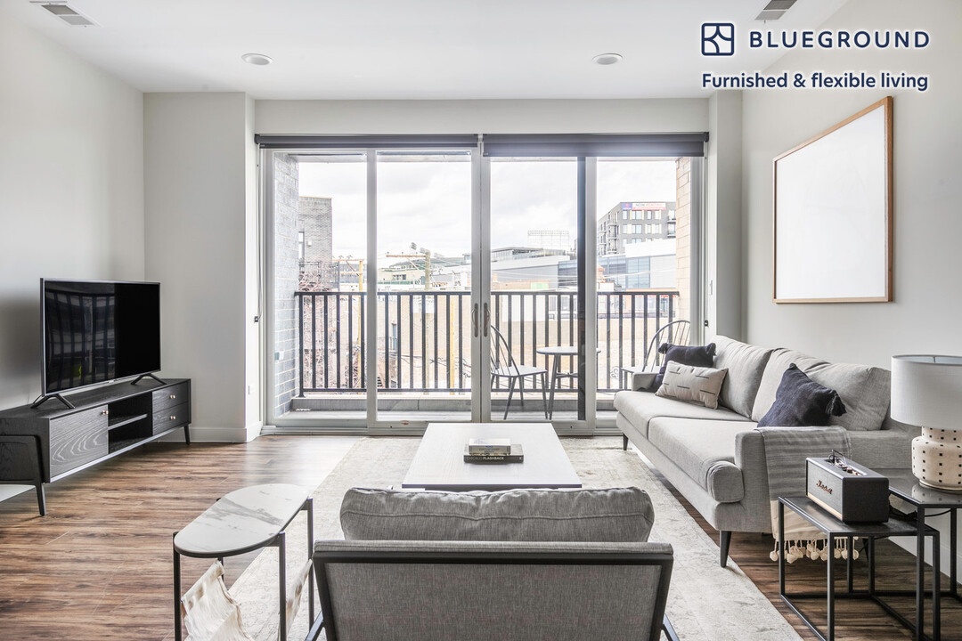 1045 W Cornelia Ave, Unit FL3-ID335 in Chicago, IL - Building Photo