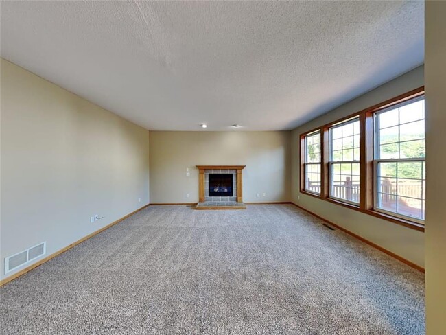 2720 Autumn Woods Dr in Chaska, MN - Foto de edificio - Building Photo