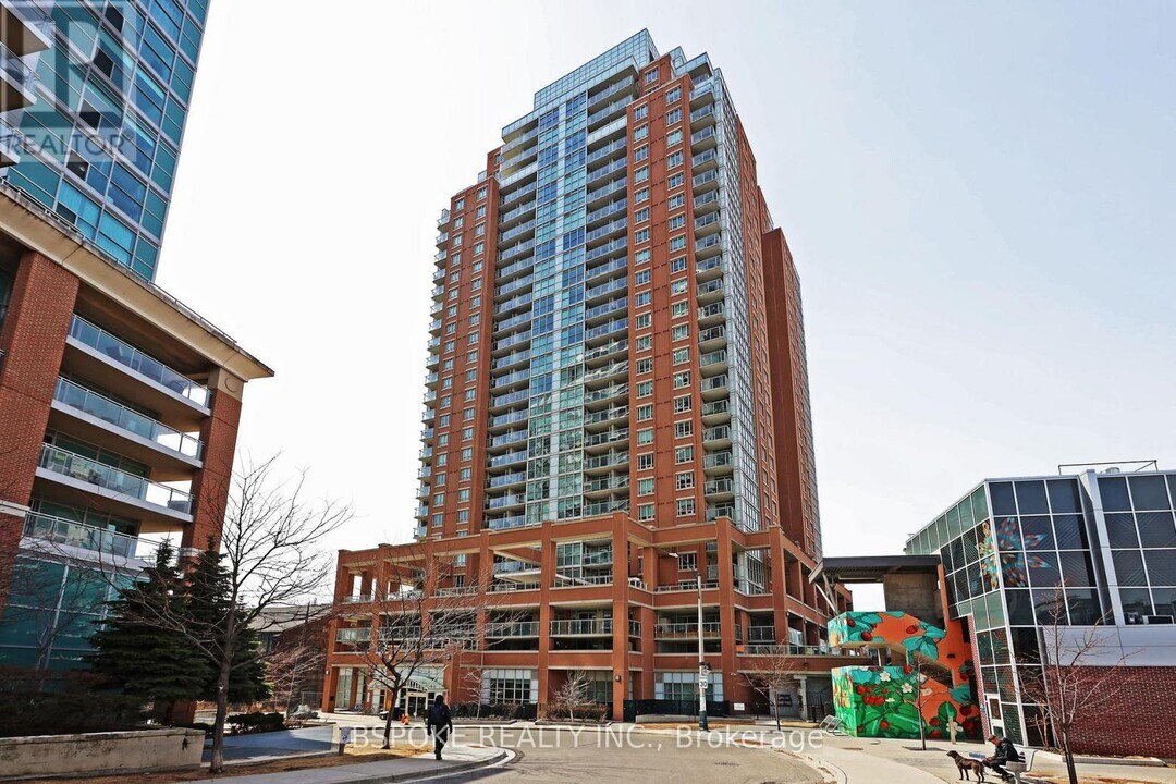 125 Western Battery Rd in Toronto, ON - Building Photo