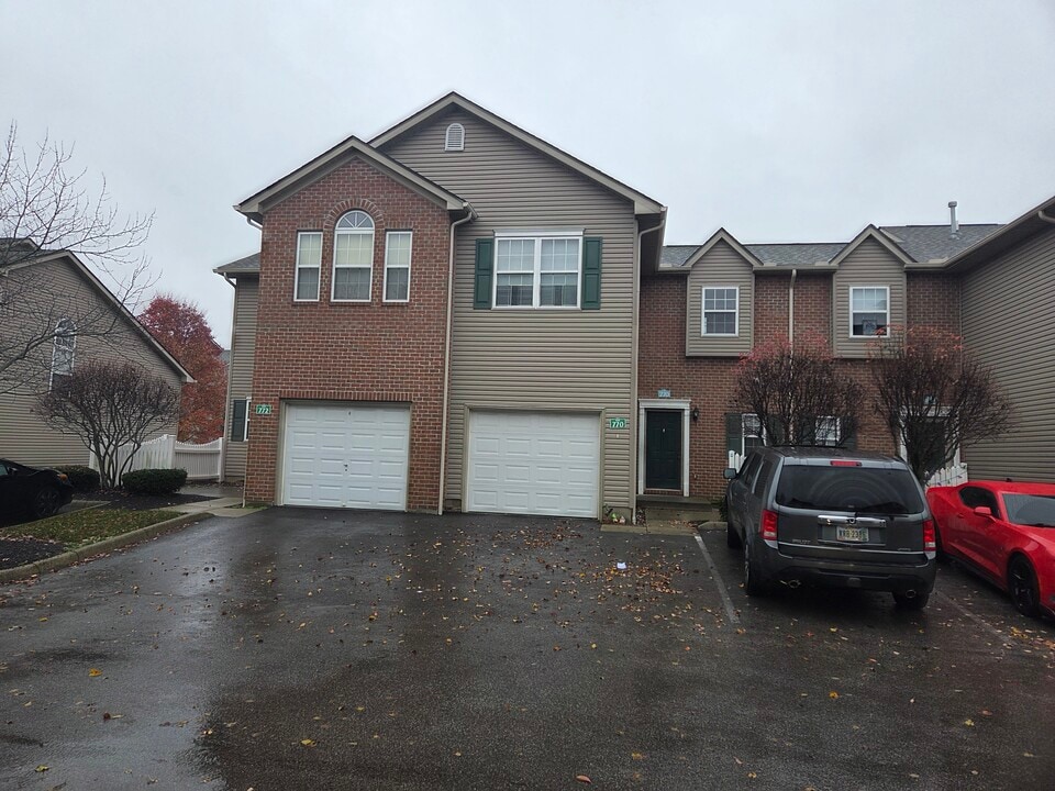 770 Mystic Pointe Dr in Lewis Center, OH - Foto de edificio