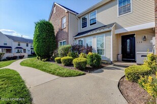 125 Bedford Pl in Morganville, NJ - Building Photo