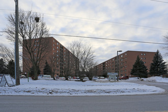 Heritage Place Apartments in Kitchener, ON - Building Photo - Building Photo