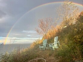 24 Cliff Way in Calverton, NY - Building Photo